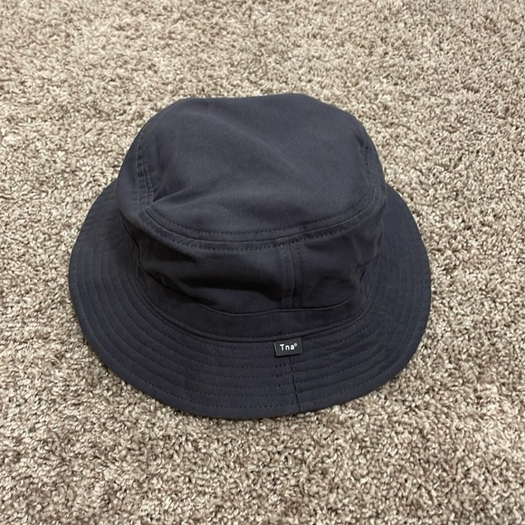 Aritzia TNA banded bucket hat in forged iron - Picture 2 of 6